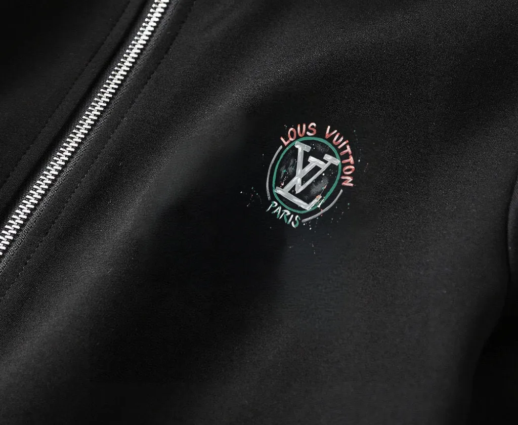 🅿️460 brand [LV Louis Vuitton] (velvet and thickened) 2025 autumn and winter new products, celebrities’ favorite fashion-flavored casual suits, clean and neat tailoring, full of urban style. Made of high-quality customized fabrics, the inner warmth is excellent, the hand feels soft and dry, and the upper body effect is crisp and stylish. The three-dimensional cutting process and the pattern are all of high standards, and the silhouette version has the right benefits! It is not tight at all, and you feel good when you wear it. So many top-quality raw materials create high-end products with unparalleled value. It is the first choice for high-end fashion people. (Size: M-4XL can wear up to 200 pounds)
